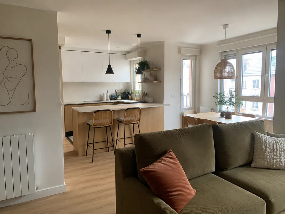 Salón con cocina abierta, barra y comedor junto a la ventana